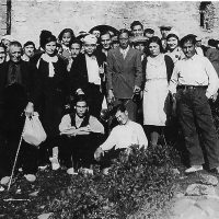 Aplec a Santa Maria del Grau. Anys 30. Amb bossa i bastó Valerià Solà